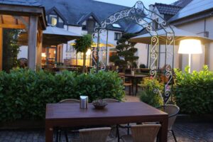Restaurant Schalienhuis: mooi terras op zwoele avond